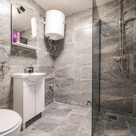 Center 2 Bedroom M 아파트 자다르